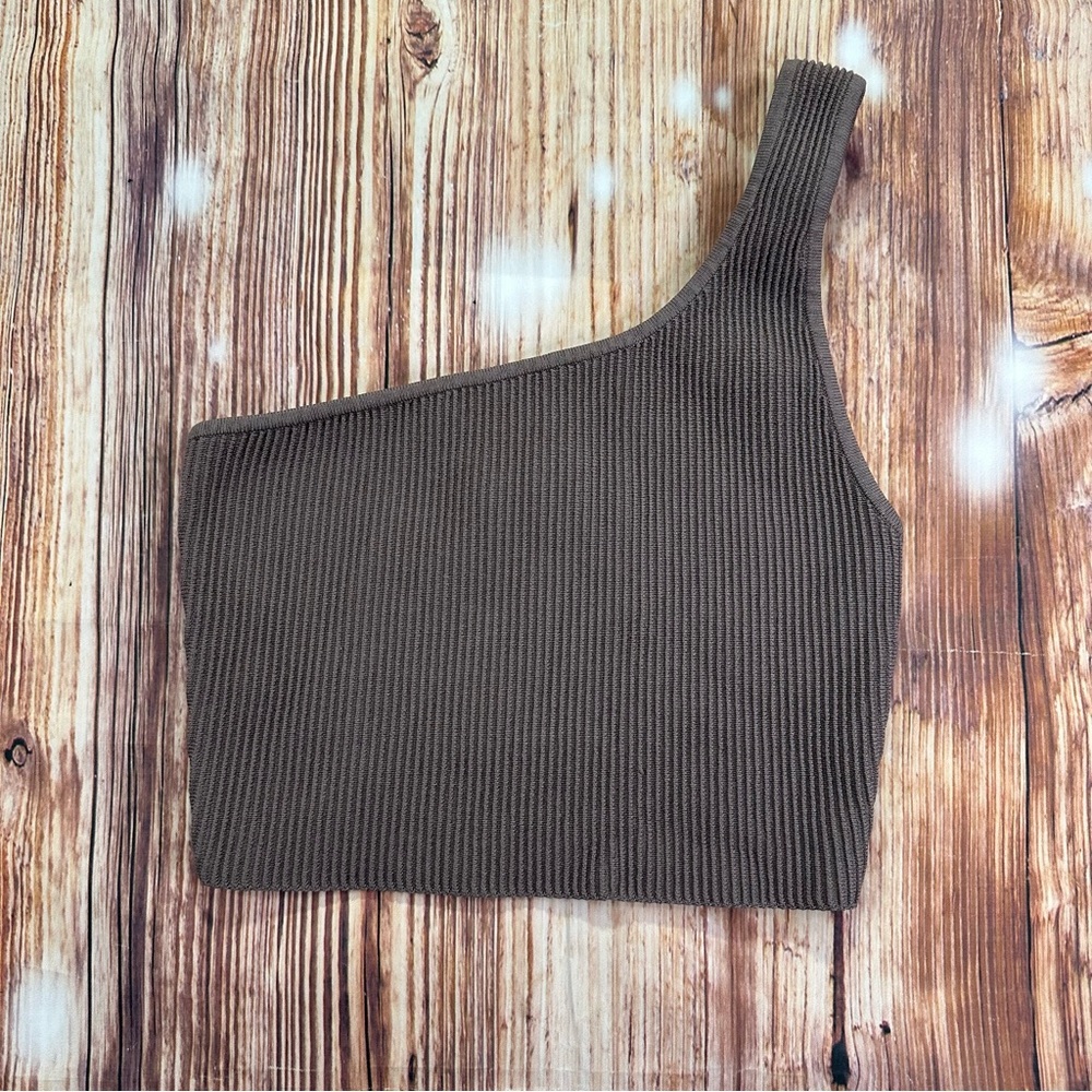 Babaton Ribbed One Shoulder Crop Top
Size Medium